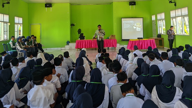 BNN Sosialisasikan Bahaya Narkoba kepada Siswa Baru MTsN 1 Way Kanan