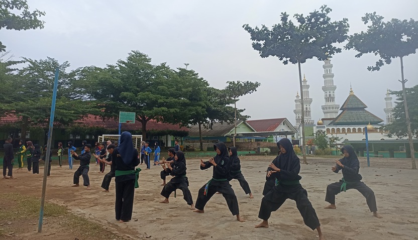 Latihan Fisik dan Materi Dasar Warnai Awal Kegiatan Pencak Silat di MTsN 1 Way Kanan