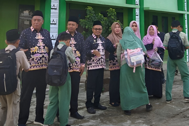 Sambut Siswa di Pagi Hari, MTsN 1 Way Kanan Warnai Rabu Penuh Berkah