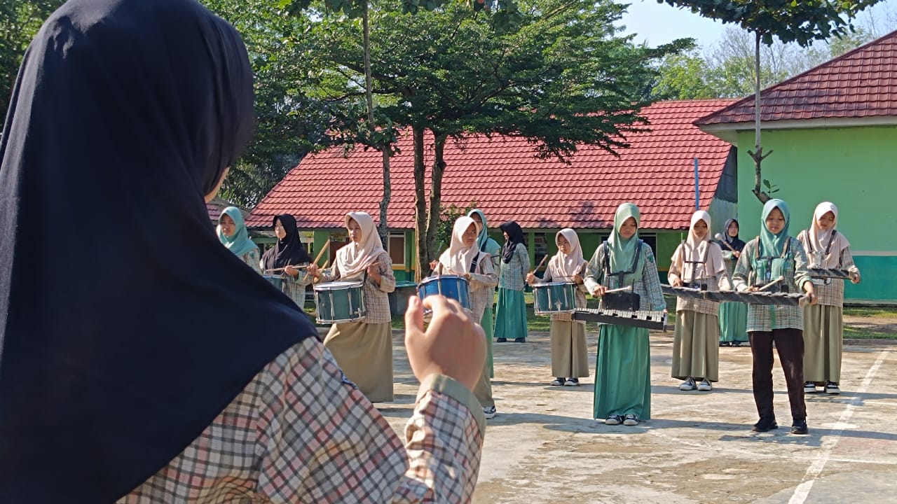 Drum Band MTsN 1 Way Kanan Matangkan Formasi untuk Karnaval HUT ke-80 RI