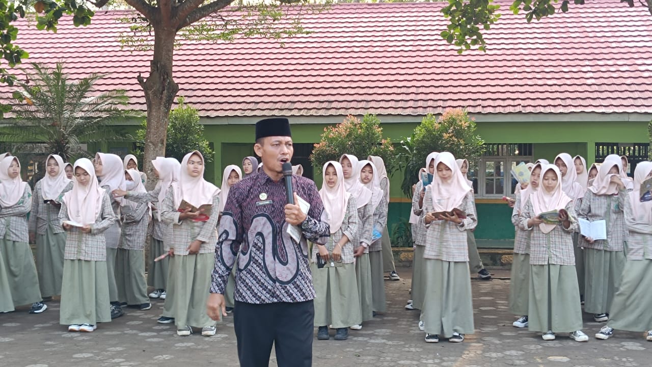 Pembiasaan Asmaul Husna dan Tahfidz Warnai Pagi Siswa MTsN 1 Way Kanan