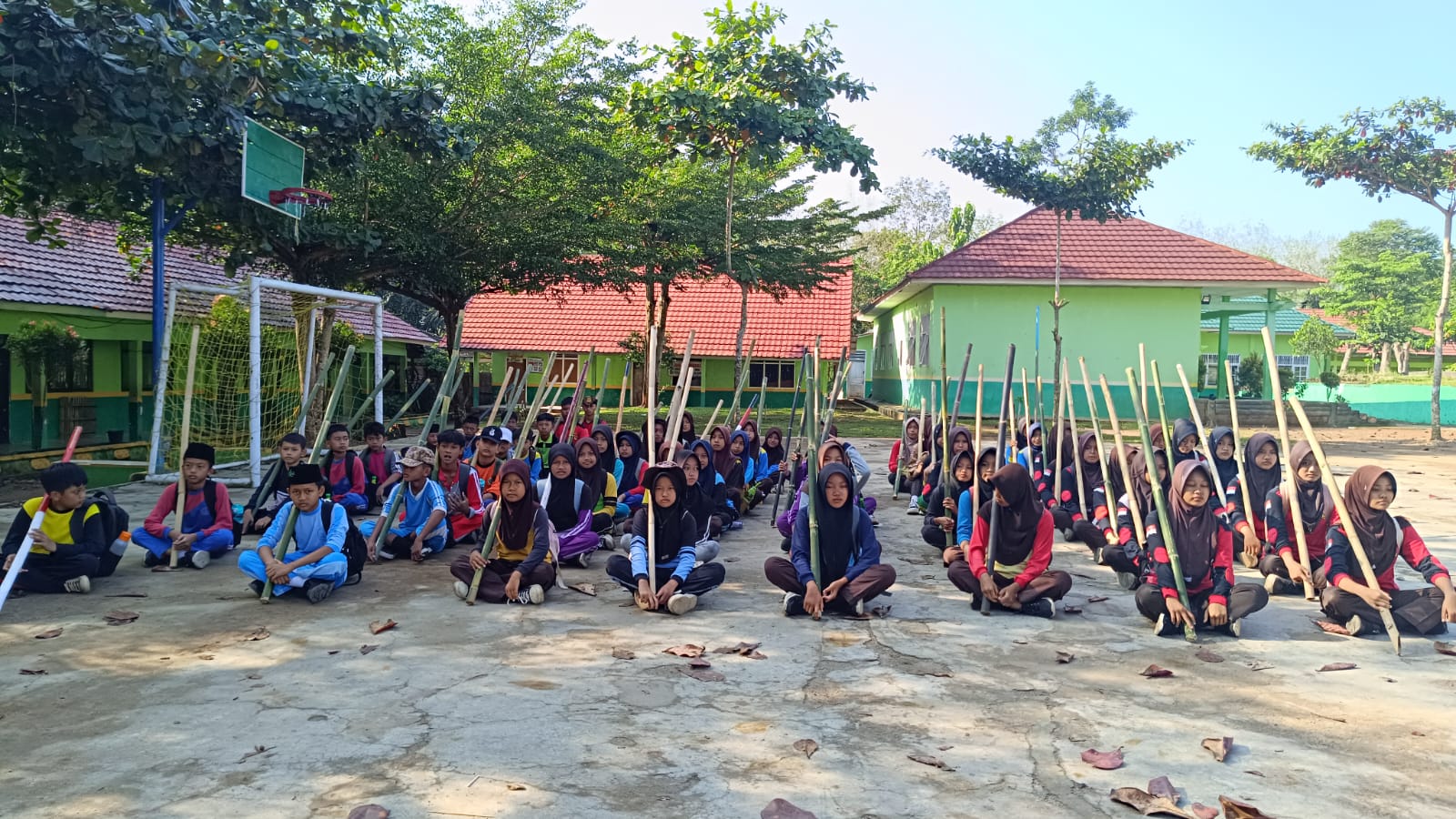 Pramuka MTsN 1 Way Kanan Gelar Hiking untuk Penyelesaian SKU