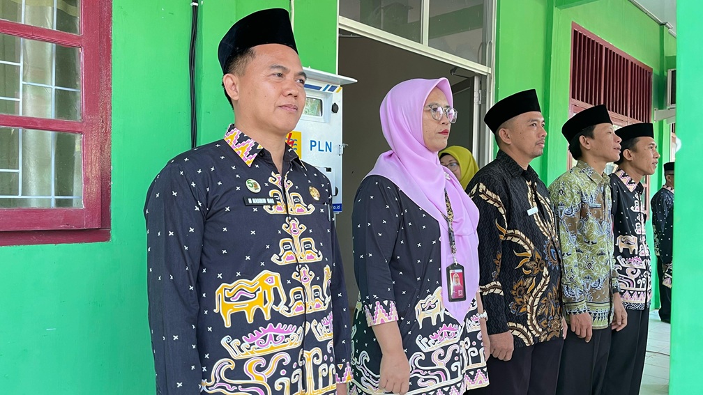 Peringati HUT ke-80 RI, Kepala MTsN 1 Way Kanan Bersama Jajaran Hadiri Upacara di Kemenag