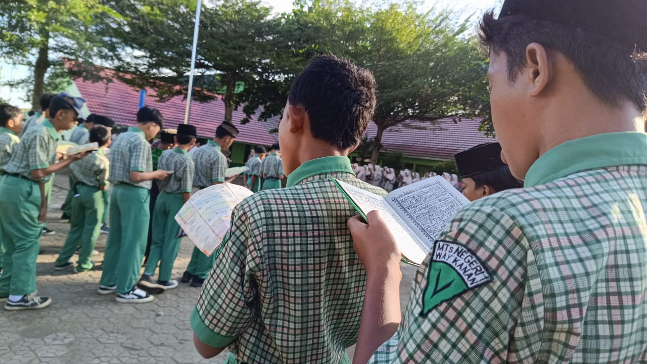 Asmaul Husna dan Tahfidz Jadi Pembuka Hari Belajar di MTsN 1 Way Kanan