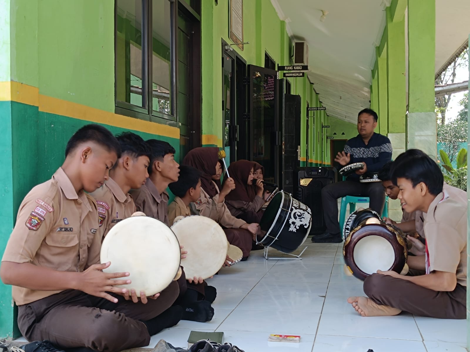 Latihan Hadroh “Syauqul Mustofa” MTsN 1 Way Kanan Sambut Maulid Nabi