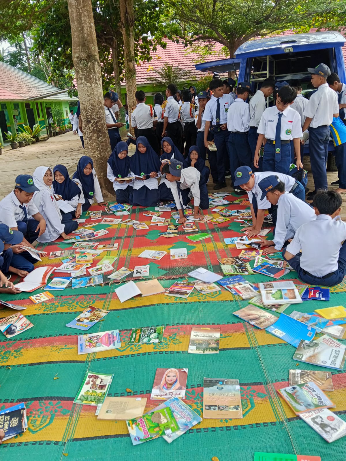 Dekatkan Buku ke Pelajar, Perpustakaan Keliling Singgah di MTsN 1 Way Kanan