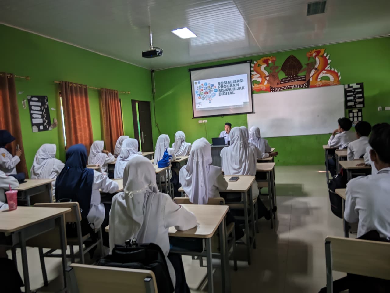 Riduan Sosialisasikan Program Siswa Bijak Digital pada Pembelajaran PPKn di MTsN 1 Way Kanan