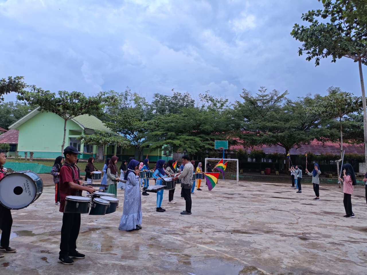 Siswa MTsN 1 Way Kanan Asah Keterampilan Musik Melalui Ekstrakurikuler Drumband