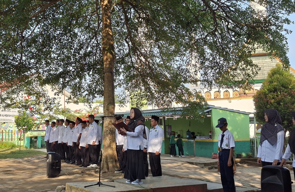 Semangat Belajar Jadi Pesan Utama dalam Upacara Bendera di MTsN 1 Way Kanan