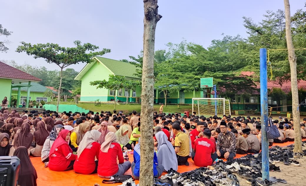 Guru dan Siswa MTsN 1 Way Kanan Nikmati Momen Sarapan Pagi Bersama di Madrasah