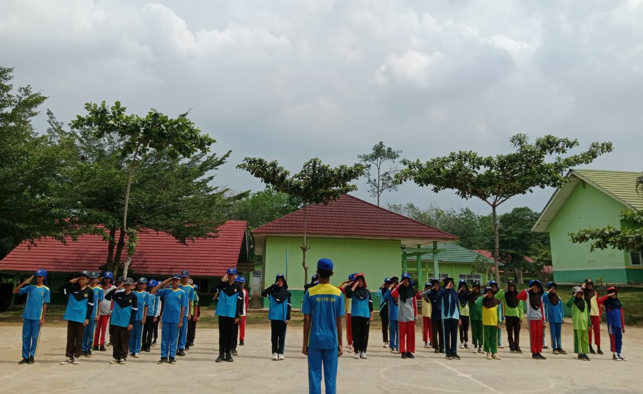 Paskibra MTsN 1 Way Kanan Latih Gerakan Berjalan, Tumbuhkan Disiplin dan Kekompakan