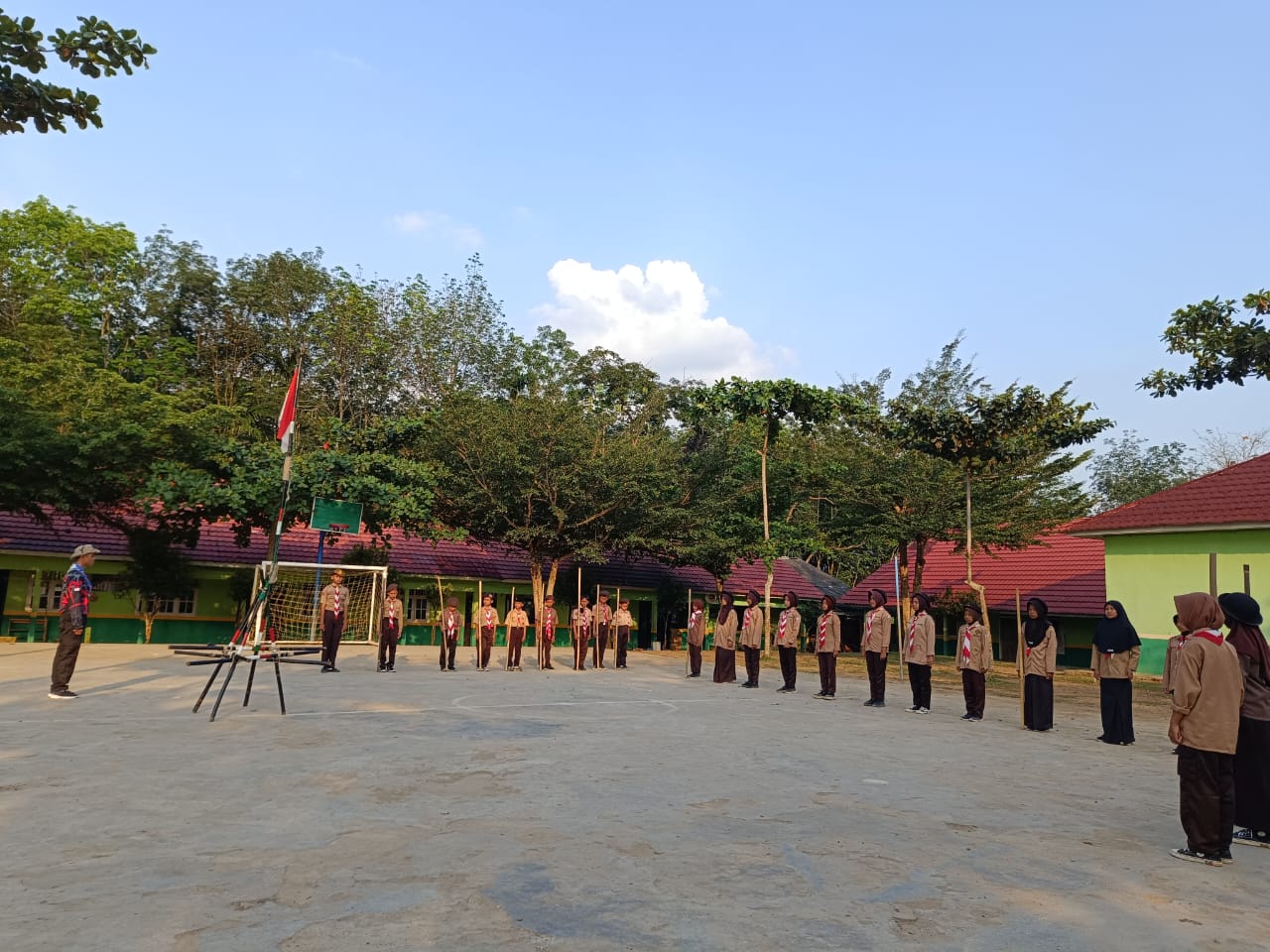 Pramuka MTsN 1 Way Kanan Latihan Semaphore Tingkatkan Keterampilan Anggota