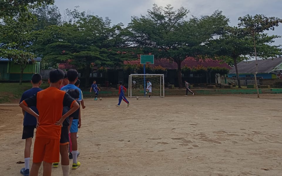 Latihan Futsal Bentuk Mental dan Sportivitas Siswa MTsN 1 Way Kanan
