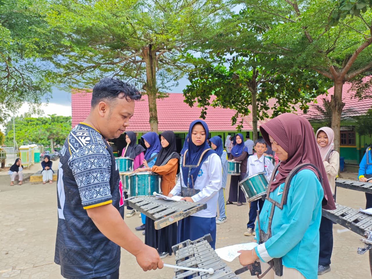 Drumband Gema Najjaha Abadan Siapkan Mars Hari Santri dengan Penuh Semangat
