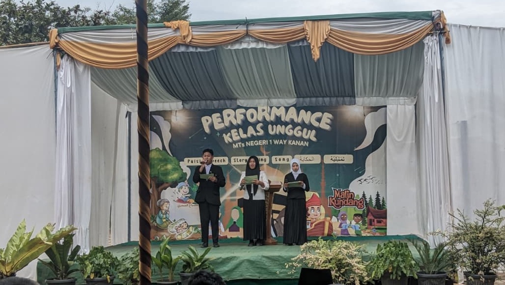 Siswa Kelas Unggul MTsN 1 Way Kanan Tampilkan Performance Berbahasa Asing di Lapangan Madrasah