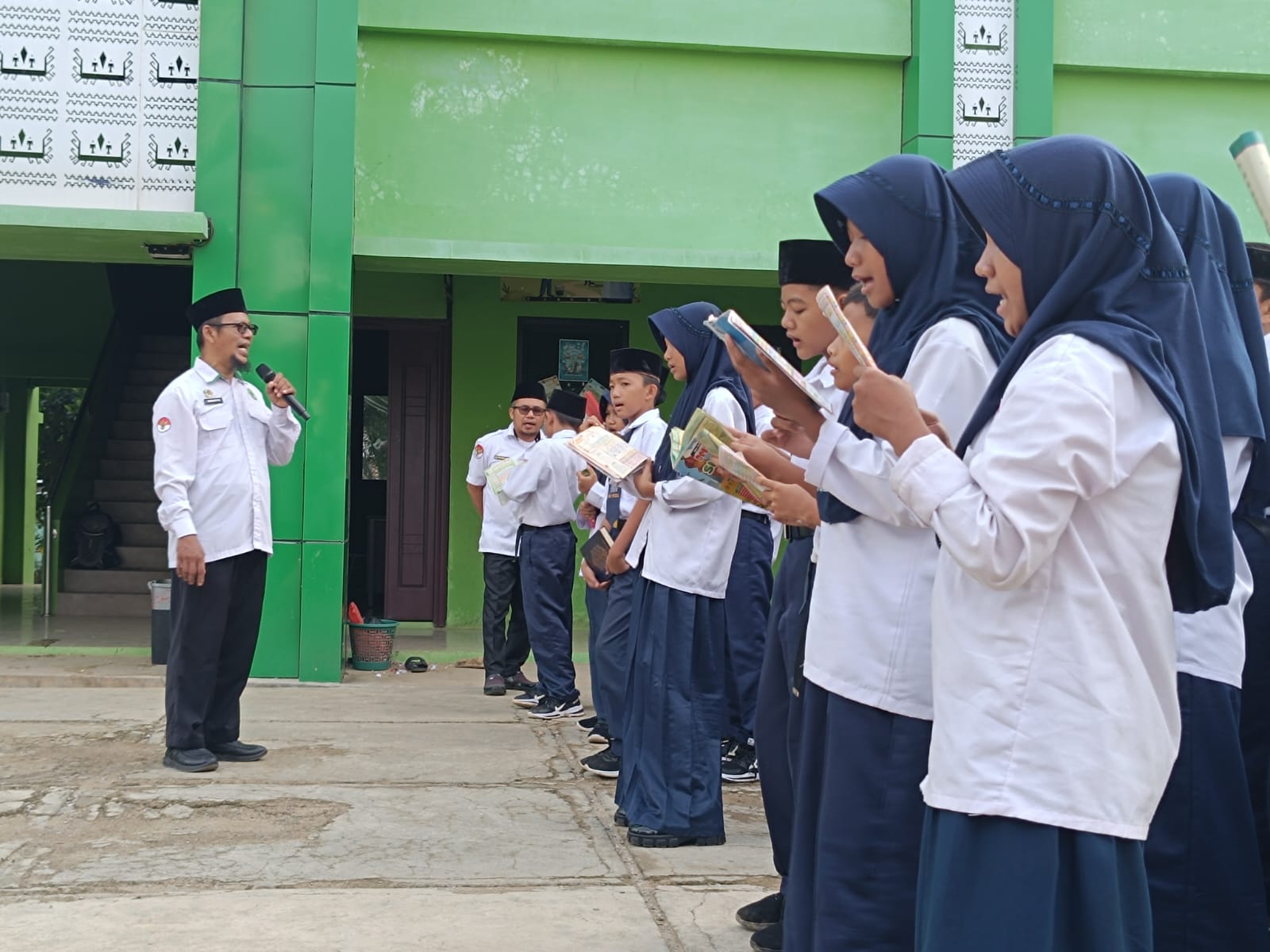 Pembiasaan Asmaul Husna dan Tahfidz Al-Qur’an Bentuk Karakter Religius Siswa MTsN 1 Way Kanan