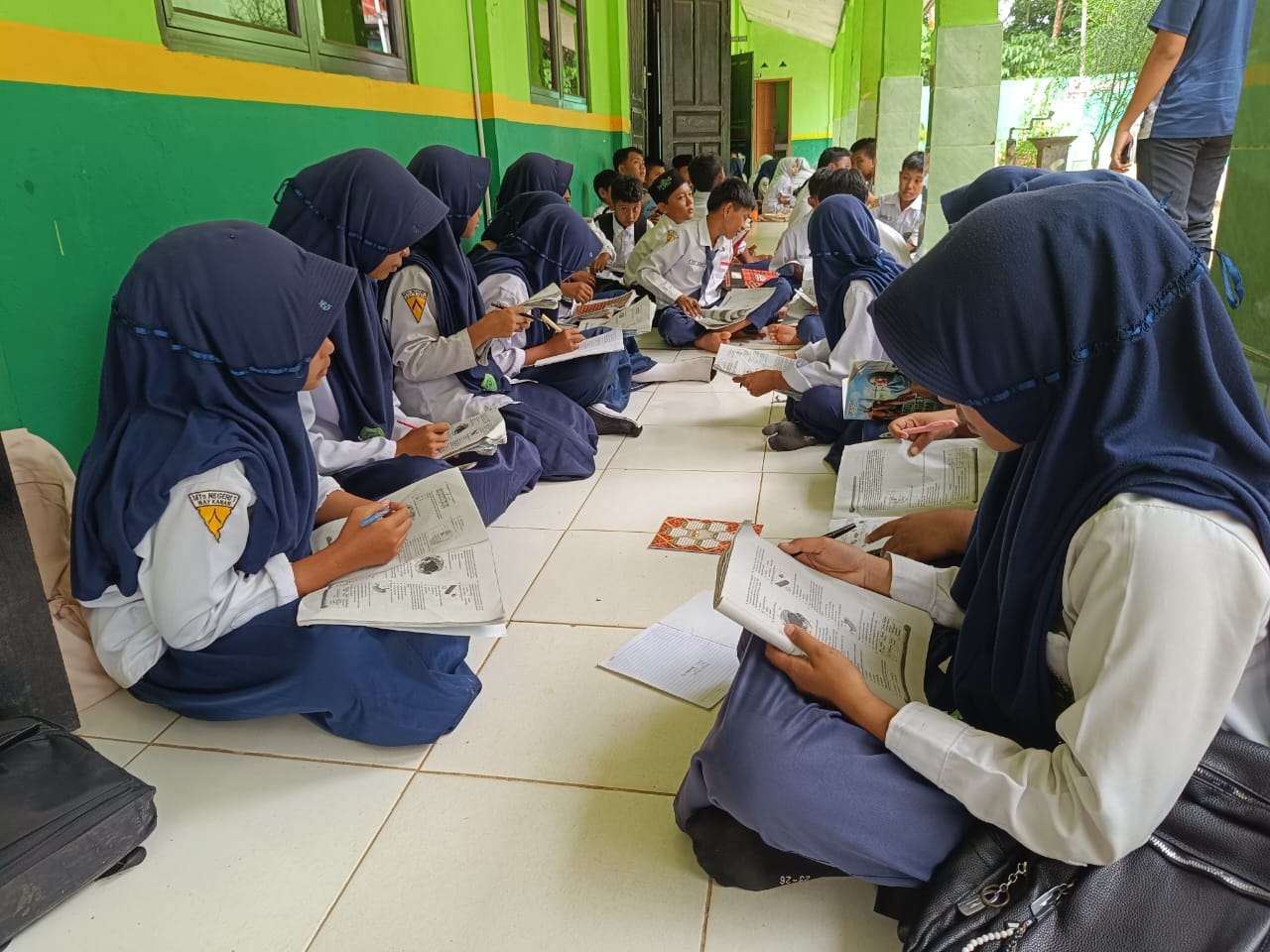 Belajar Tak Harus di Ruangan, Guru MTsN 1 Way Kanan Ajak Siswa Nikmati Suasana Baru