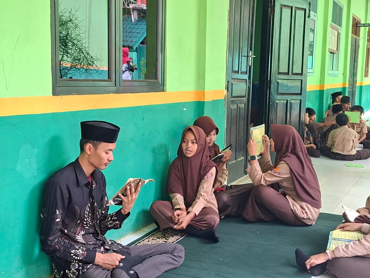 Hafalan Al-Qur’an Siswa Dipantau Pendamping dalam Kegiatan Setoran Rutin Madrasah