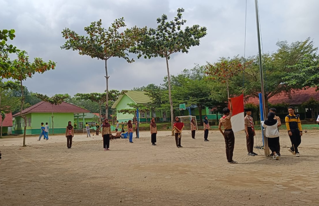 Siap Jalankan Tugas, Paskibra MTsN 1 Way Kanan Mantapkan Latihan Pengibaran Bendera