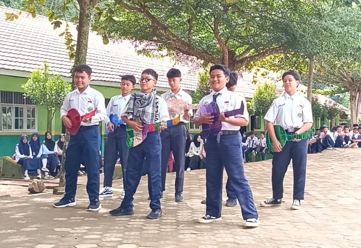 Siswa MTsN 1 Way Kanan Tampilkan Pentas Seni Meriahkan Hari Guru Nasional 2025