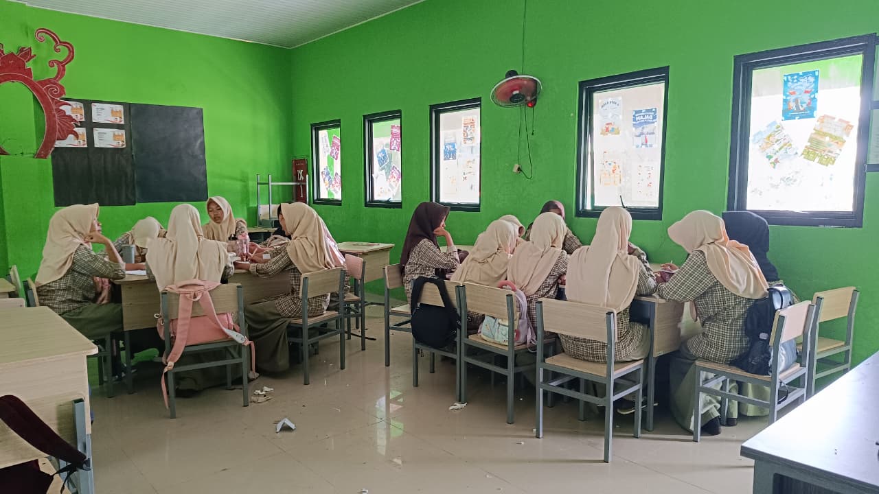 Aktif dan Kompak, Siswan MTsN 1 Way Kanan Praktik Permainan Bola Besar di Lapangan