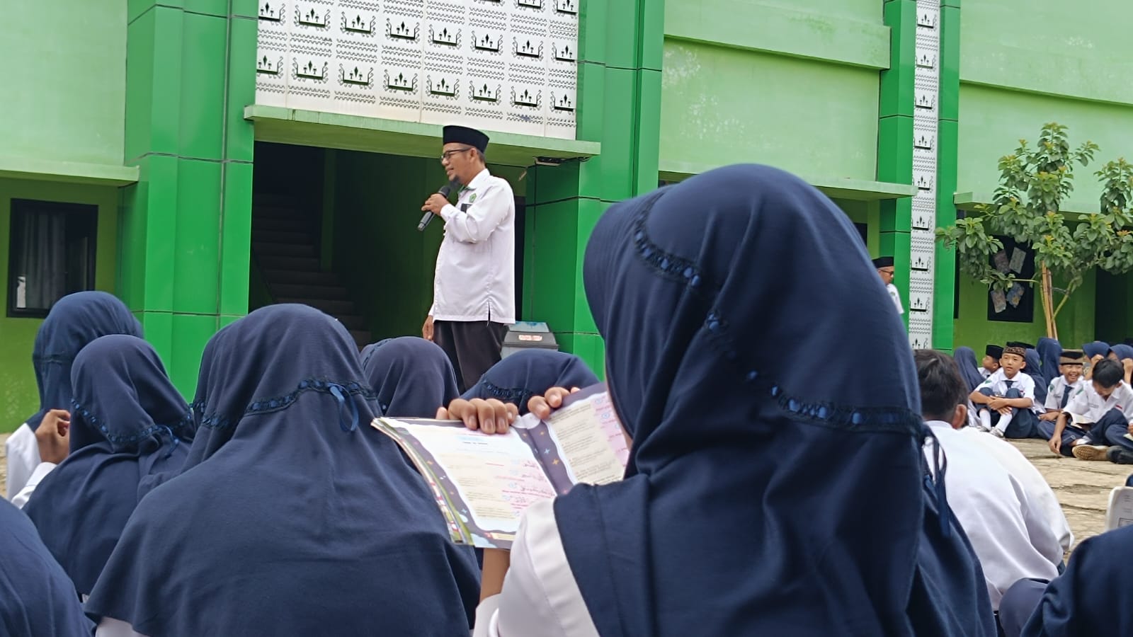Pembiasaan Asmaul Husna & Tahfidz Rutin di Lapangan MTsN 1 Way Kanan