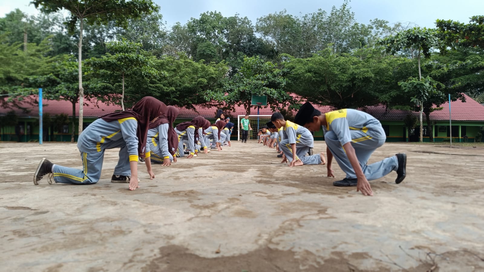 Siswa Kelas VII.5 MTsN 1 Way Kanan Kuasai Teknik Dasar Start Lari Jarak Pendek